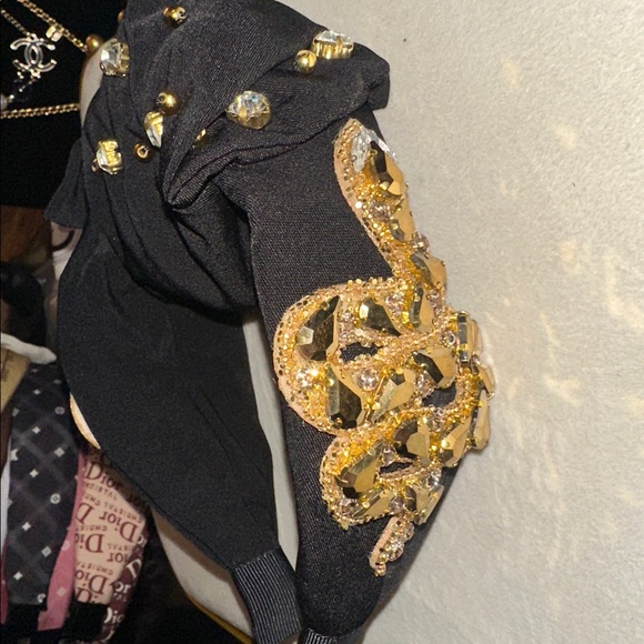 Chunky, Elegant Black Headband with Exaggerated, Gold Embellishments - Picture 5 of 5
